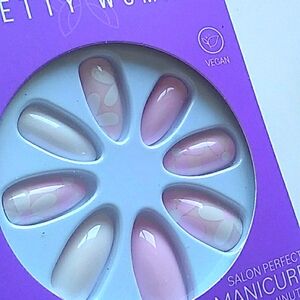 Pretty woman Pink daisy nails